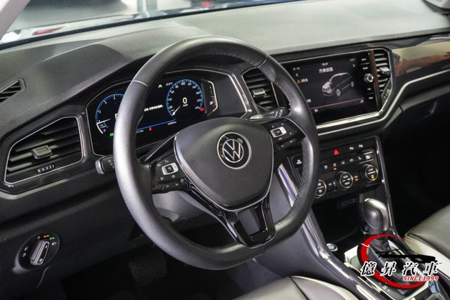 低里程，全數位儀表、電動尾門、車道維持、車道偏移警示，兼具操控、科技與高質感外型  第12張相片