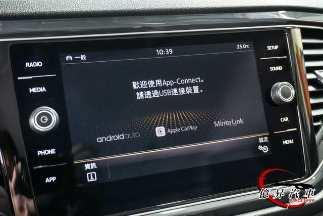 低里程，全數位儀表、電動尾門、車道維持、車道偏移警示，兼具操控、科技與高質感外型  第16張相片