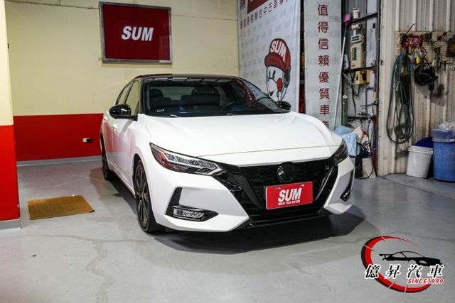 黑白雙色，黑色懸浮式車頂，7吋數位儀表、360環景、盲點偵測、LED頭燈  第2張相片