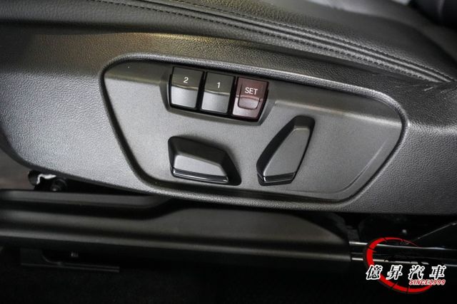 全原廠保養，全景天窗、抬頭顯示器、Keyless、換檔撥片，經典操控與實用空間  第14張相片