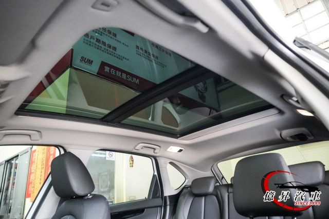 全原廠保養，全景天窗、抬頭顯示器、Keyless、換檔撥片，經典操控與實用空間  第15張相片