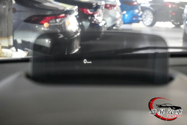 全原廠保養，全景天窗、抬頭顯示器、Keyless、換檔撥片，經典操控與實用空間  第16張相片