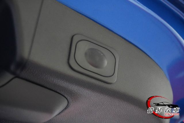 已停產!頂級V版，電動尾門、電動椅、抬頭顯示器、B&O音響，空間與操控一次到位  第8張相片