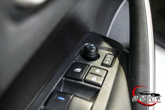 Keyless、恆溫空調、ACC跟車、盲點偵測，油電尊爵版，大電池保固中  第11張相片