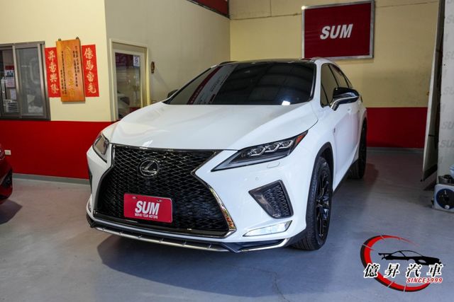 F Sport版，運動化外觀、跑車化座椅、20吋燻黑鋁圈，兼具舒適、科技與運動感  第1張相片