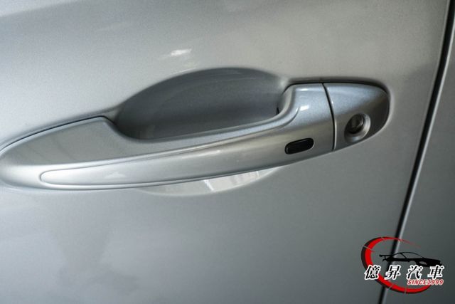 Keyless、自動感應頭燈、原廠CarPlay主機，超省油都會小車  第7張相片