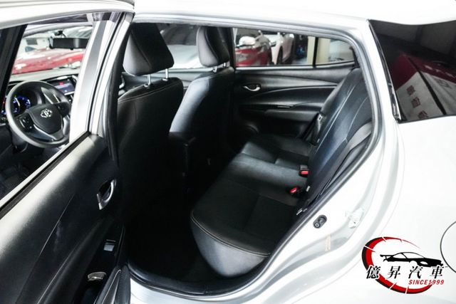 Keyless、自動感應頭燈、原廠CarPlay主機，超省油都會小車  第9張相片