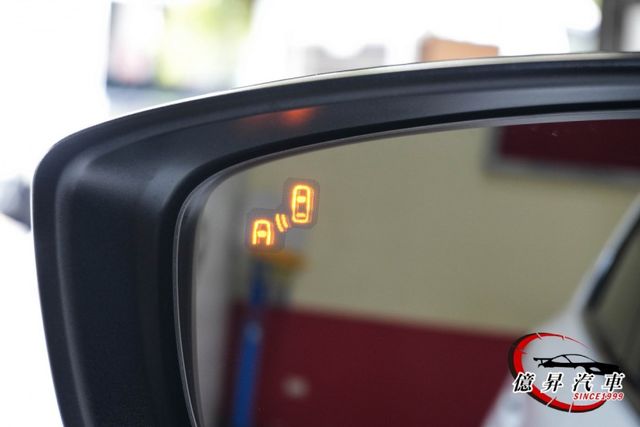 經典日系房車，外表輕改裝、鋁圈、氣氛燈，整體氣氛佳，滿滿年輕人的味道  第9張相片