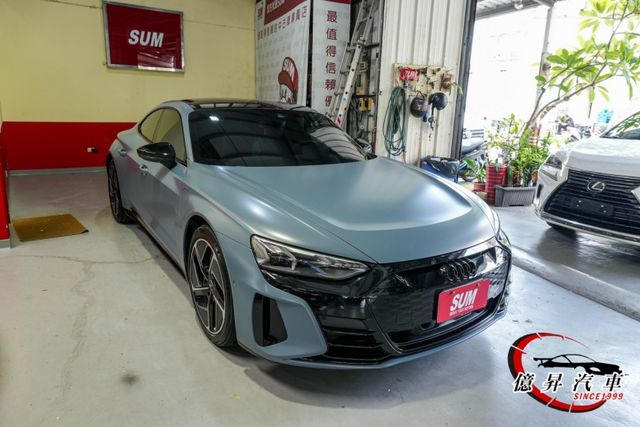 消光犀牛皮，碳化鎢塗層煞車、跑車聲浪、賽車椅、雷射頭燈、B&O音響，選配50萬  第2張相片