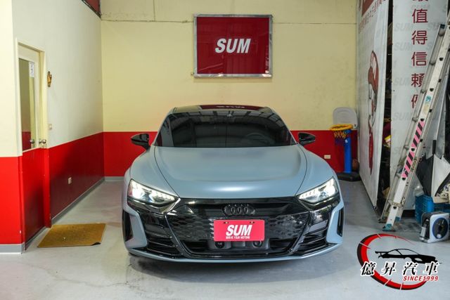 消光犀牛皮，碳化鎢塗層煞車、跑車聲浪、賽車椅、雷射頭燈、B&O音響，選配50萬  第3張相片