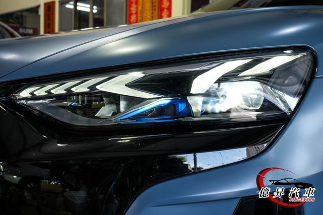 消光犀牛皮，碳化鎢塗層煞車、跑車聲浪、賽車椅、雷射頭燈、B&O音響，選配50萬  第8張相片
