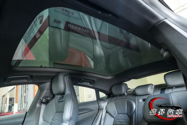 消光犀牛皮，碳化鎢塗層煞車、跑車聲浪、賽車椅、雷射頭燈、B&O音響，選配50萬  第13張相片
