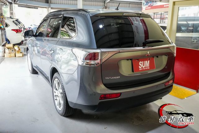 低里程，4WD，電動椅、電動尾門、ACC跟車、HID頭燈、換檔撥片、電動天窗  第5張相片