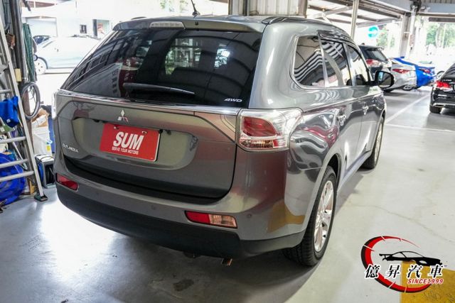 低里程，4WD，電動椅、電動尾門、ACC跟車、HID頭燈、換檔撥片、電動天窗  第6張相片