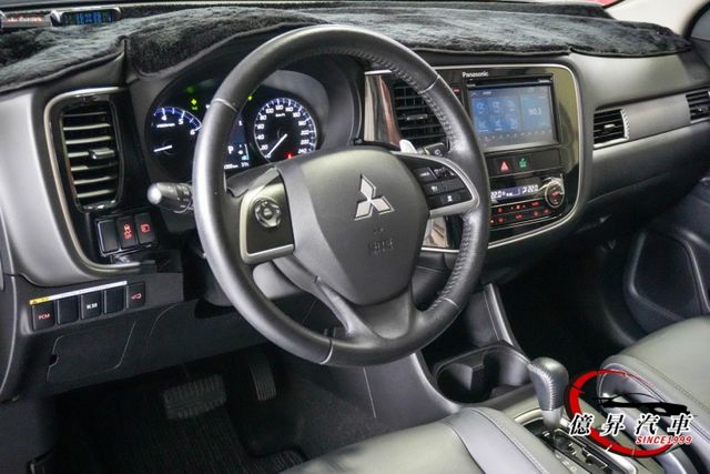 低里程，4WD，電動椅、電動尾門、ACC跟車、HID頭燈、換檔撥片、電動天窗  第10張相片