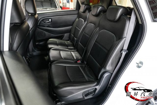 HID氙氣頭燈、盲點偵測、全景天窗，高CP值七人座 MPV，載人載物都輕鬆  第8張相片