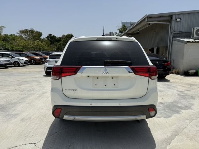 MITSUBISHI三菱 OUTLANDER  第4張相片