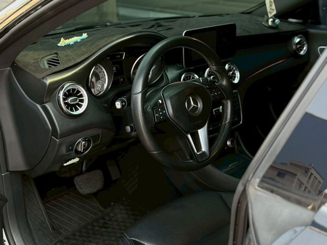 M-BENZ賓士 CLA250  第3張相片