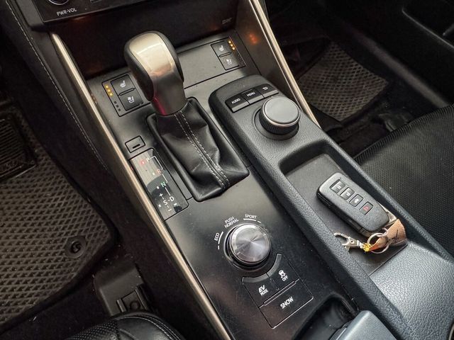 LEXUS凌志 IS 300H  第8張相片