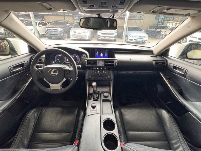 LEXUS凌志 IS 300H  第13張相片