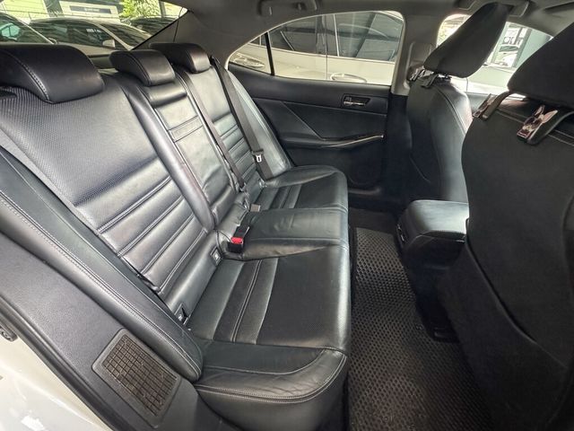 LEXUS凌志 IS 300H  第14張相片