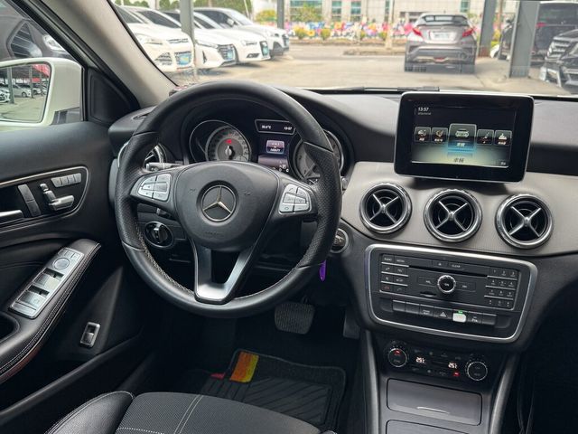 M-BENZ賓士 GLA200D  第13張相片