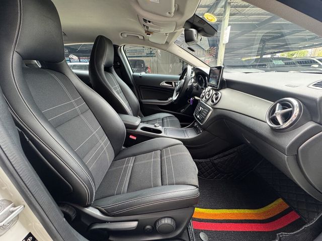 M-BENZ賓士 GLA200D  第14張相片