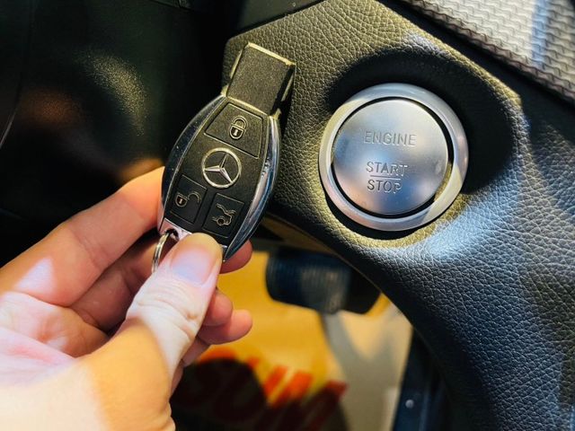 全台最便宜 GLA180 新車168萬 I-KEY 7安 換檔快撥 循跡 定速 電動椅 ABS 安全首選  第16張相片