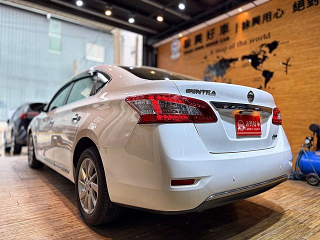 豪華影音版 I-KEY 雙安 摸門 定速 倒車顯影 恆溫 ABS 代步首選  第4張相片