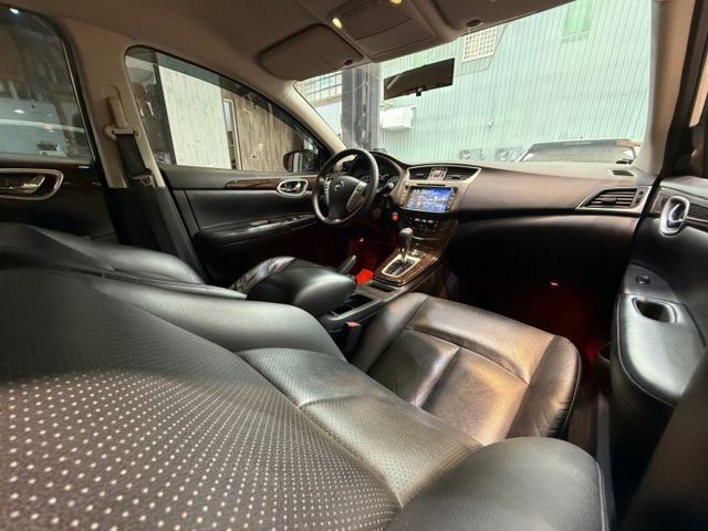 豪華影音版 I-KEY 雙安 摸門 定速 倒車顯影 恆溫 ABS 代步首選  第11張相片