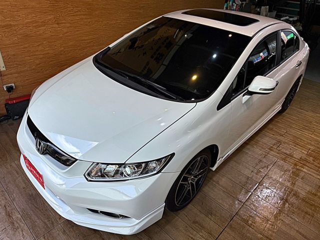VTI-S 天窗 換檔快撥 定速 多功能方向盤 影音系統 倒車顯影 電動後照鏡 帥氣代步首選  第2張相片
