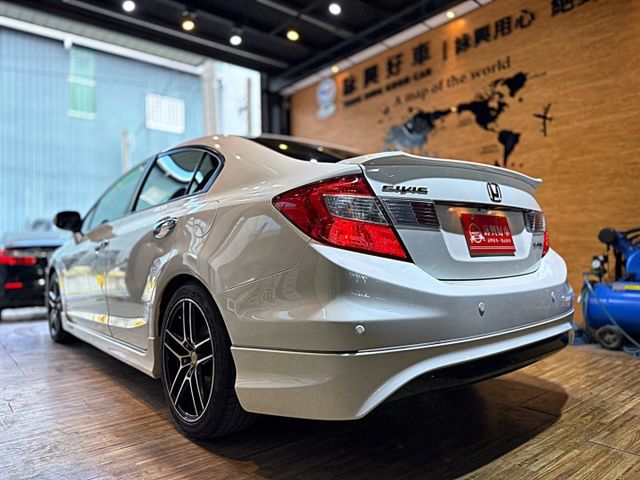 VTI-S 天窗 換檔快撥 定速 多功能方向盤 影音系統 倒車顯影 電動後照鏡 帥氣代步首選  第4張相片