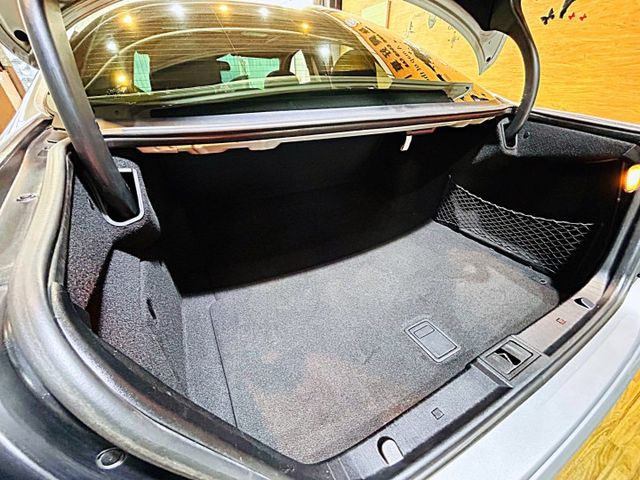 E200K 1.8CC 只跑14萬 天窗 6安 導航 360度環景 倒車顯影 循跡 定速 電動椅  第6張相片