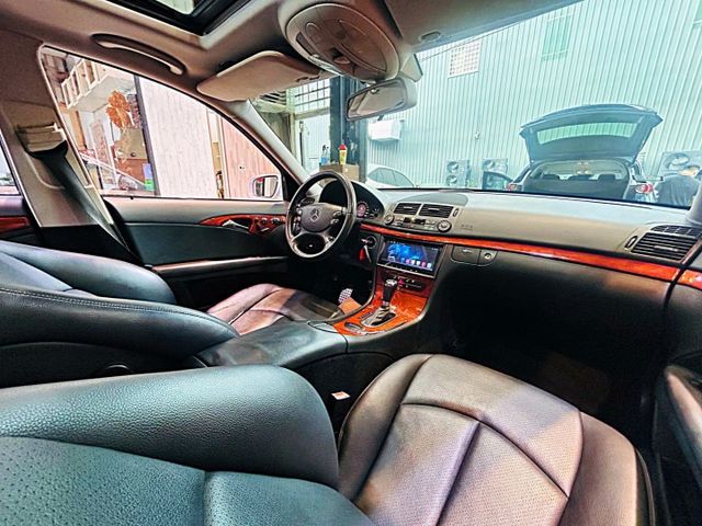 E200K 1.8CC 只跑14萬 天窗 6安 導航 360度環景 倒車顯影 循跡 定速 電動椅  第11張相片