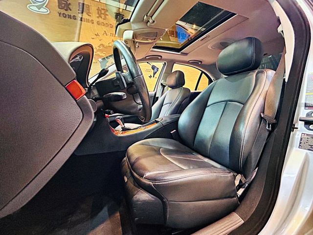 E200K 1.8CC 只跑14萬 天窗 6安 導航 360度環景 倒車顯影 循跡 定速 電動椅  第12張相片