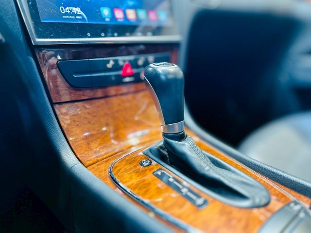 E200K 1.8CC 只跑14萬 天窗 6安 導航 360度環景 倒車顯影 循跡 定速 電動椅  第19張相片