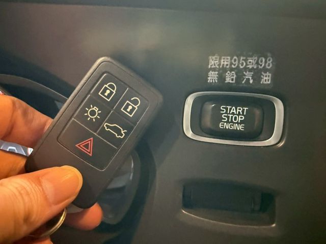 T4旗艦版 I-KEY 全景天窗 9安 摸門 循跡 ACC跟車 車道偏移 定速 電動椅 恆溫 盲點 ABS  第17張相片