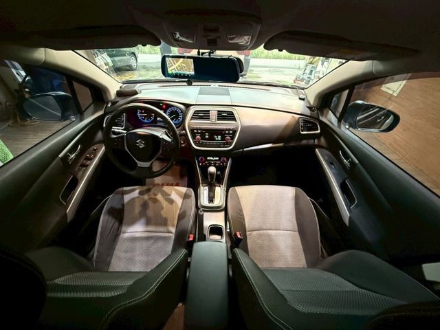 Crossover 1.6GL PLUS I-key 7安 摸門 快撥 循跡 定速 恆溫 ABS  第10張相片