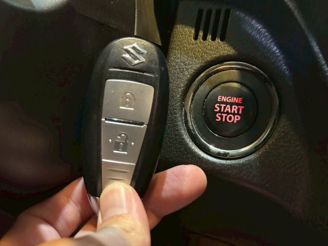 Crossover 1.6GL PLUS I-key 7安 摸門 快撥 循跡 定速 恆溫 ABS  第16張相片