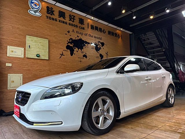 T4豪華版 I-KEY 9安 摸門 循跡 定速 電動椅 恆溫 盲點 停車輔助 ABS  第1張相片