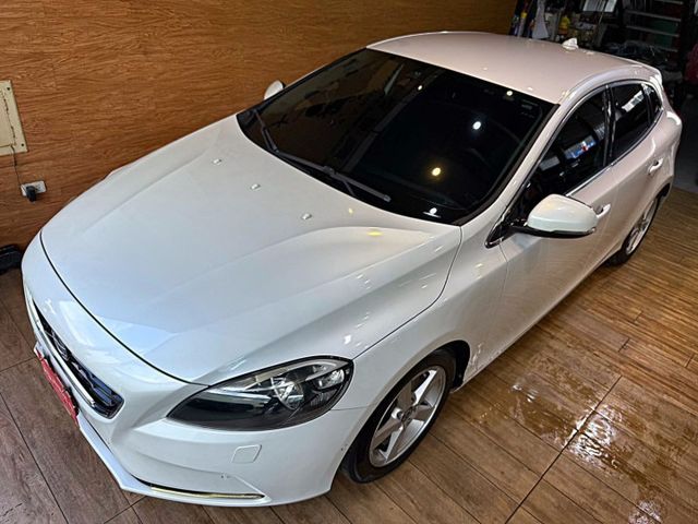 T4豪華版 I-KEY 9安 摸門 循跡 定速 電動椅 恆溫 盲點 停車輔助 ABS  第2張相片