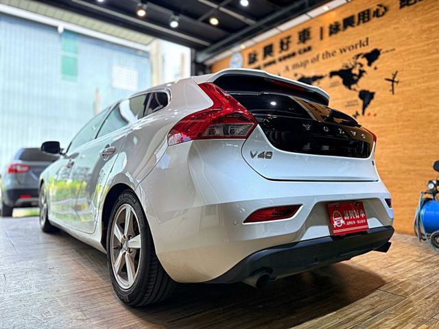 T4豪華版 I-KEY 9安 摸門 循跡 定速 電動椅 恆溫 盲點 停車輔助 ABS  第4張相片