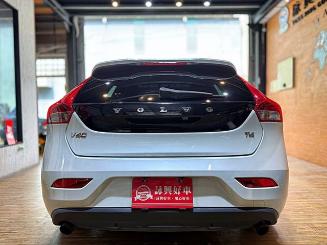 T4豪華版 I-KEY 9安 摸門 循跡 定速 電動椅 恆溫 盲點 停車輔助 ABS  第5張相片