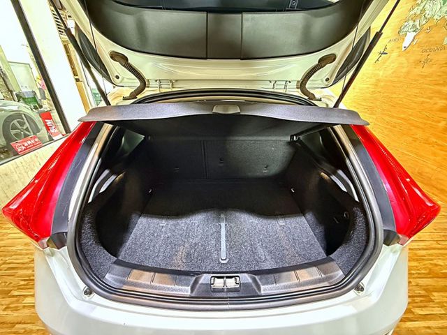 T4豪華版 I-KEY 9安 摸門 循跡 定速 電動椅 恆溫 盲點 停車輔助 ABS  第6張相片