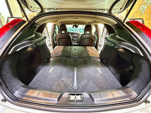 T4豪華版 I-KEY 9安 摸門 循跡 定速 電動椅 恆溫 盲點 停車輔助 ABS  第7張相片