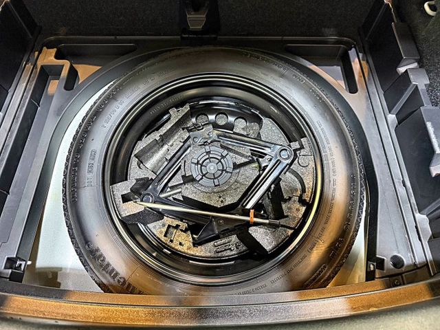 T4豪華版 I-KEY 9安 摸門 循跡 定速 電動椅 恆溫 盲點 停車輔助 ABS  第8張相片