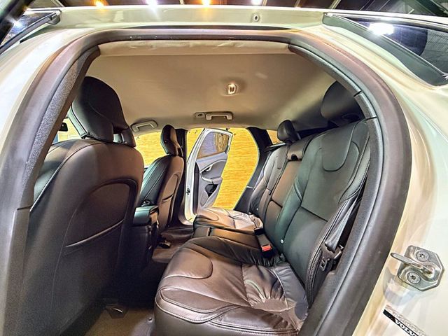 T4豪華版 I-KEY 9安 摸門 循跡 定速 電動椅 恆溫 盲點 停車輔助 ABS  第12張相片