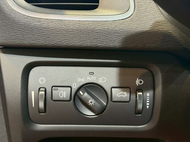 T4豪華版 I-KEY 9安 摸門 循跡 定速 電動椅 恆溫 盲點 停車輔助 ABS  第18張相片