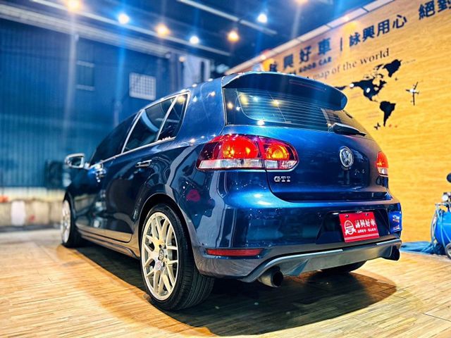 就是要GTI 天窗 11安 換檔快撥 定速 恆溫 多功能方向盤 循跡 ABS  第4張相片