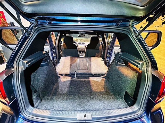 就是要GTI 天窗 11安 換檔快撥 定速 恆溫 多功能方向盤 循跡 ABS  第7張相片